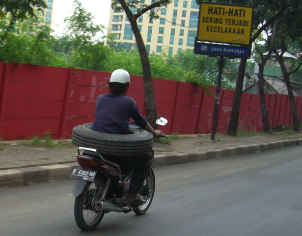 [Imagem: motorcycle-load-spare-tire-hati-hati-dec-2007.jpg]