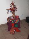 25-dec-2009-christmas-tree-with-presents-2.JPG