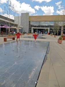 8nov14 - New Mall kids in water